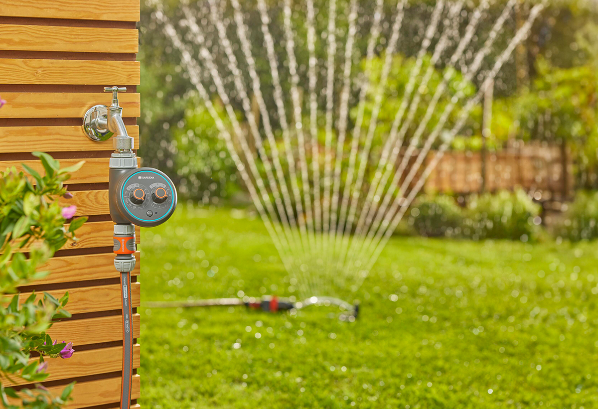 Απεικονίζεται ο προγραμματιστής να έχει θέσει σε λειτουργία το πότισμα ενός κήπου.